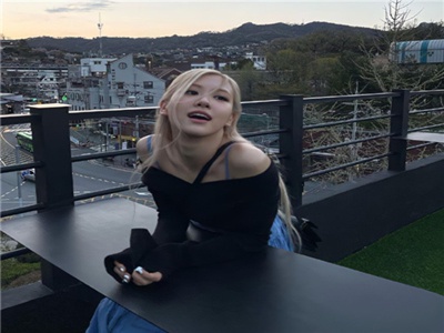 女校花在晾臀室被打屁股视频,校花被打引关注，校园暴力何时休？-3