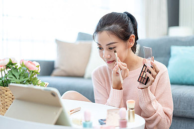 动漫美女打扑克软件,动漫美少女助阵，扑克游戏焕新颜-3