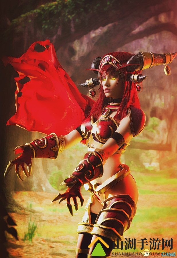 国外美女COS《魔兽》红龙女王 清凉上阵妩媚霸气