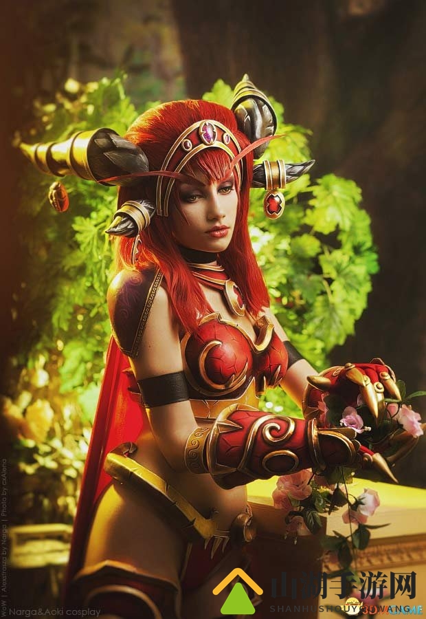 国外美女COS《魔兽》红龙女王 清凉上阵妩媚霸气