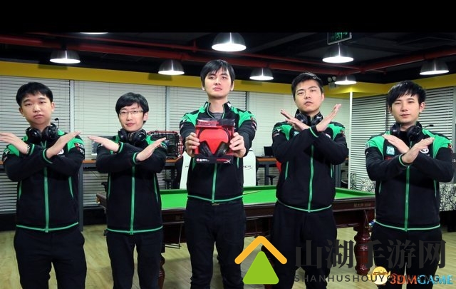 正为HyperX 黑蜂耳机拍摄宣传视频的VG战队队员