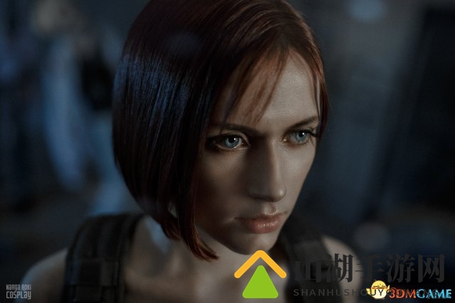 美女Cos《生化危机3》吉尔 性感妹屡被僵尸揩油